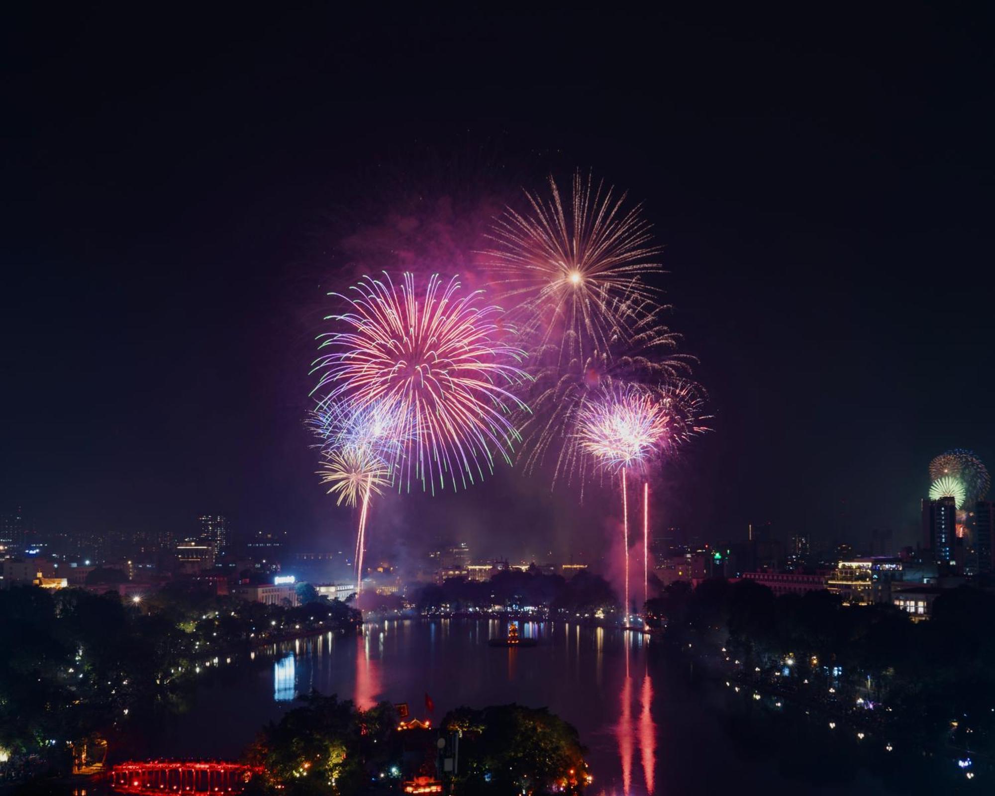 May De Ville Lakeside Hotel Hanói Exterior foto Fireworks at the 2013 National Day Parade