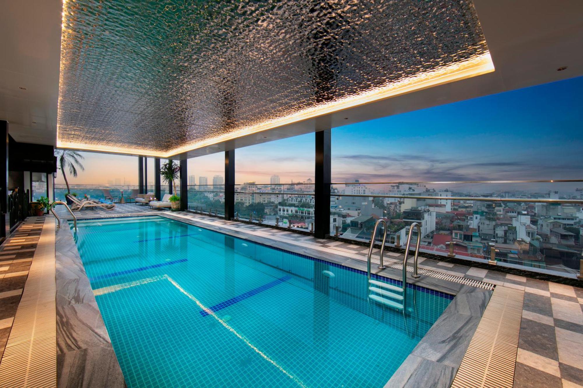 May De Ville Lakeside Hotel Hanói Exterior foto The swimming pool at the 360° Sky Lounge