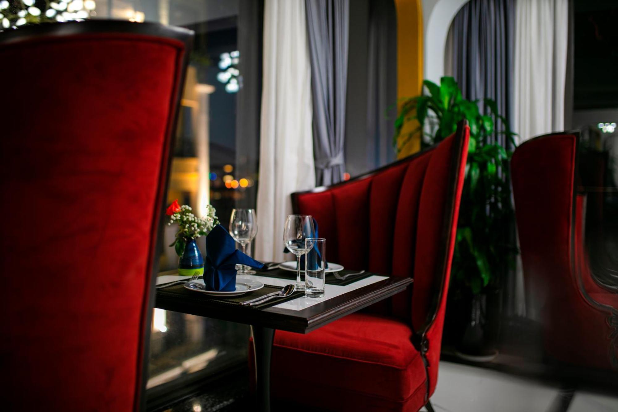 May De Ville Lakeside Hotel Hanói Exterior foto Restaurant interior