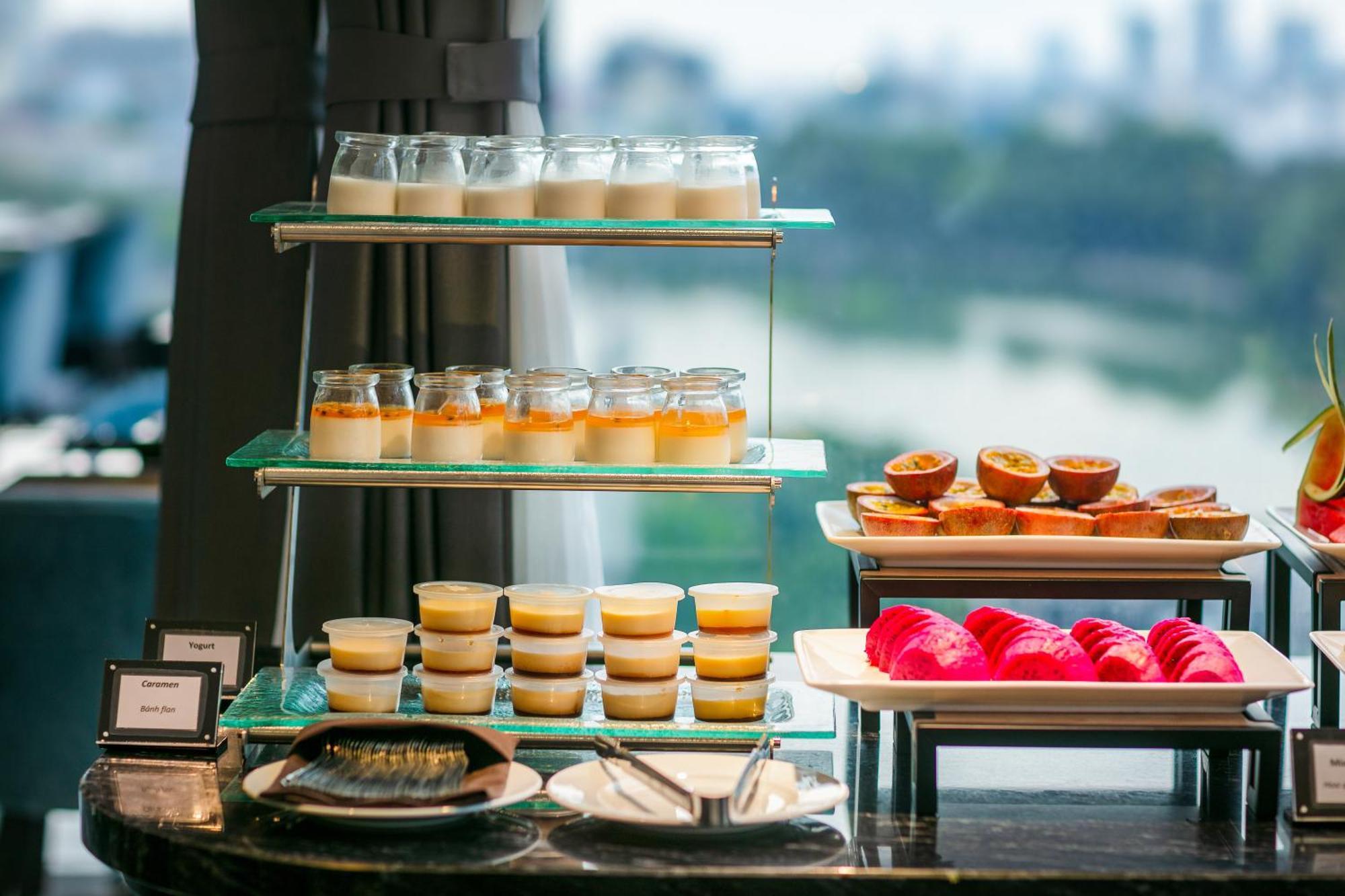May De Ville Lakeside Hotel Hanói Exterior foto A dessert buffet