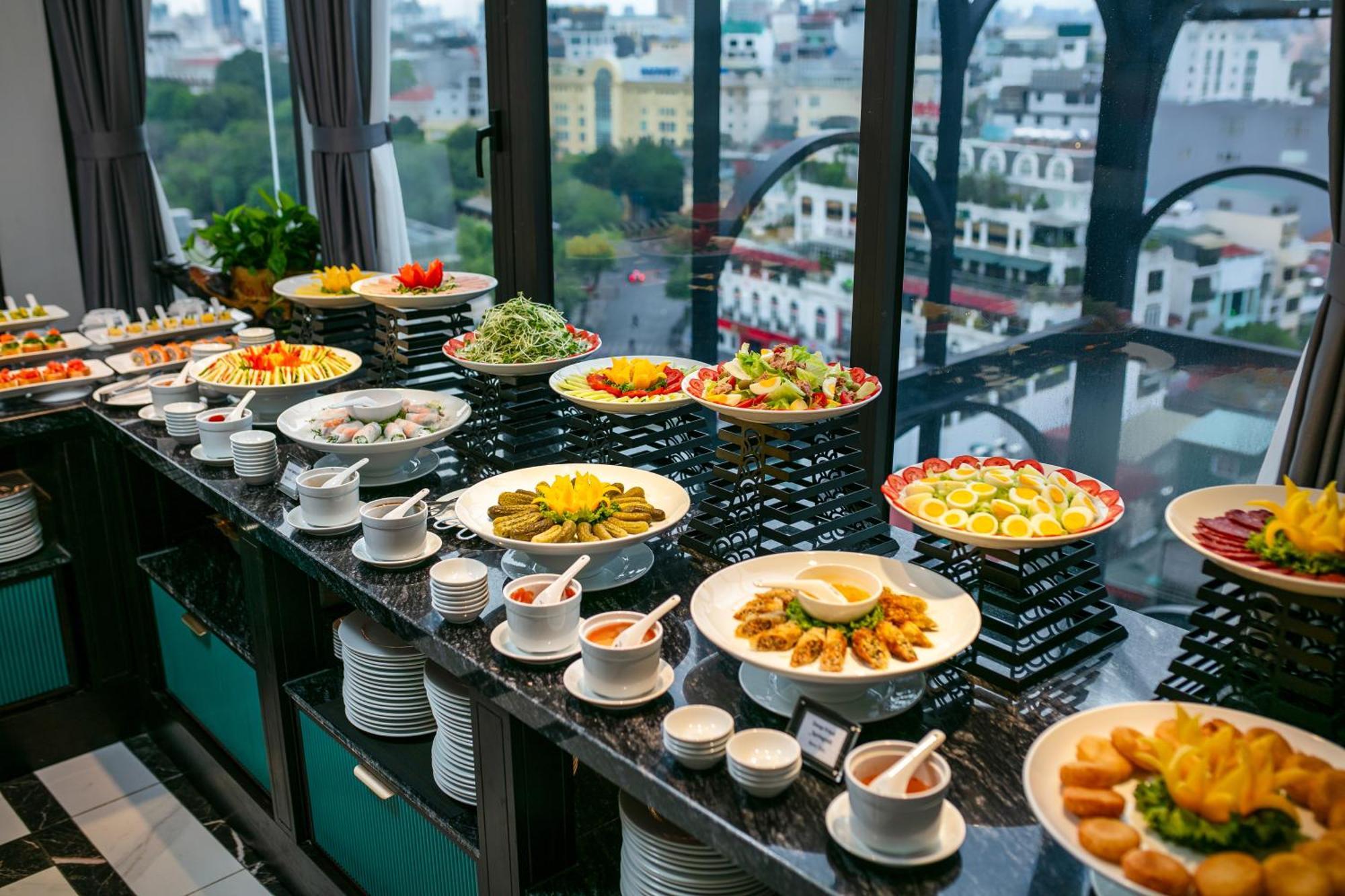 May De Ville Lakeside Hotel Hanói Exterior foto A buffet at a hotel