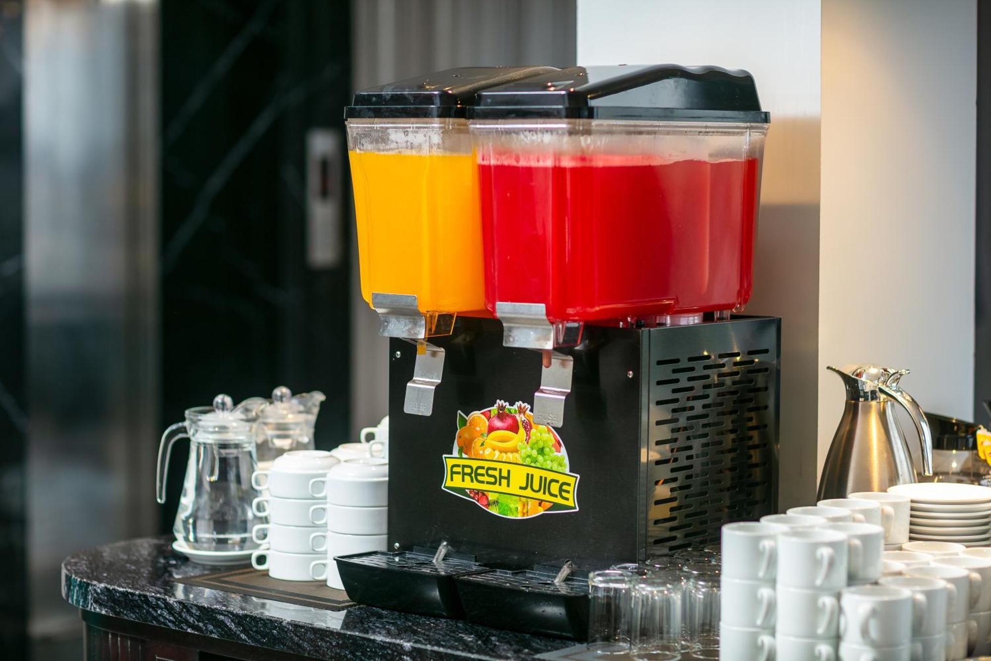 May De Ville Lakeside Hotel Hanói Exterior foto A juice dispenser