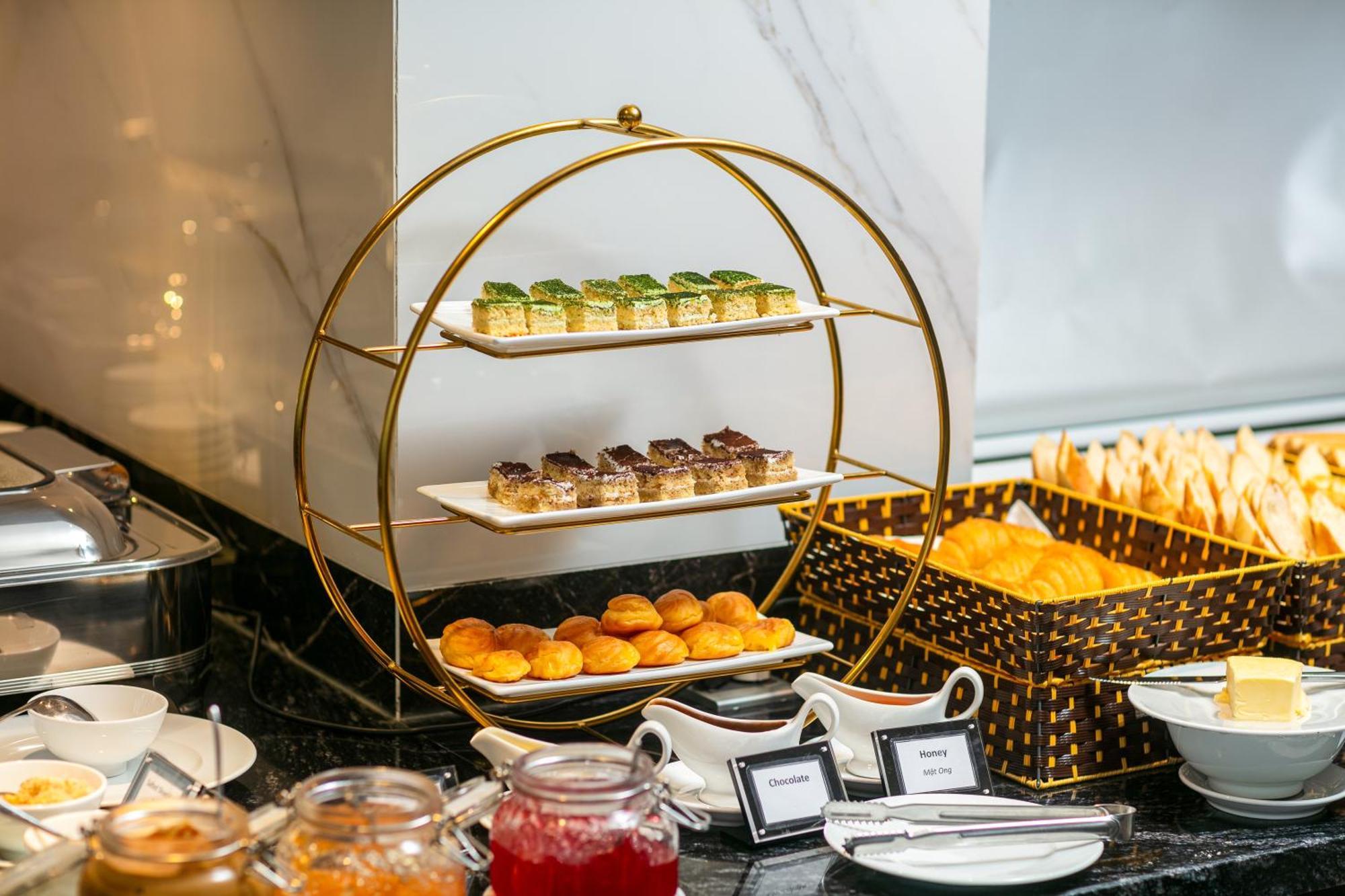 May De Ville Lakeside Hotel Hanói Exterior foto A tiered serving stand