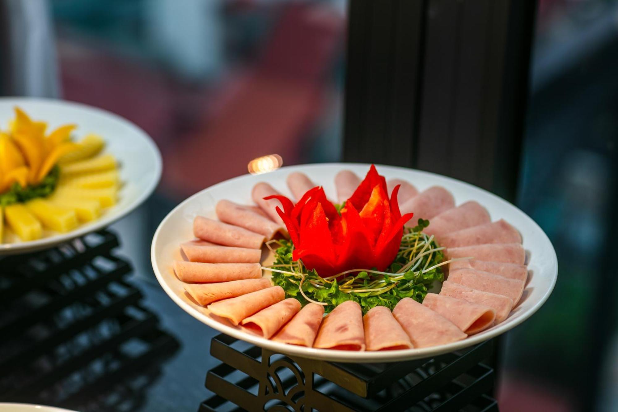 May De Ville Lakeside Hotel Hanói Exterior foto A platter of ham
